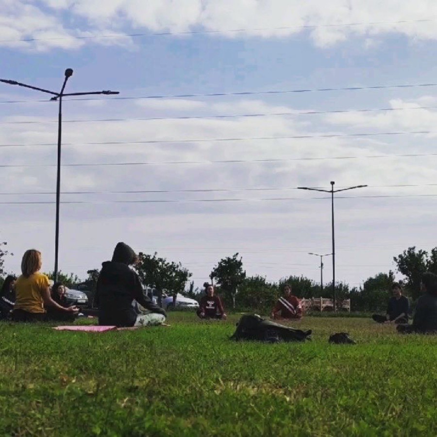 Çimenlerde meditasyon