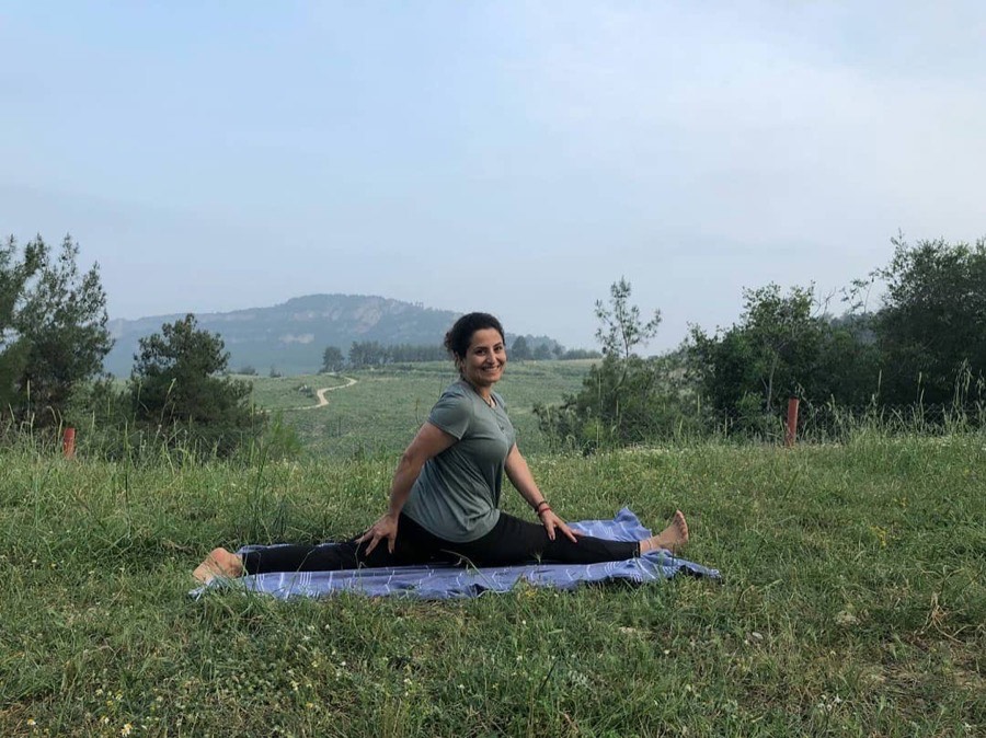 Tülay Arın doğada yoga yaparken